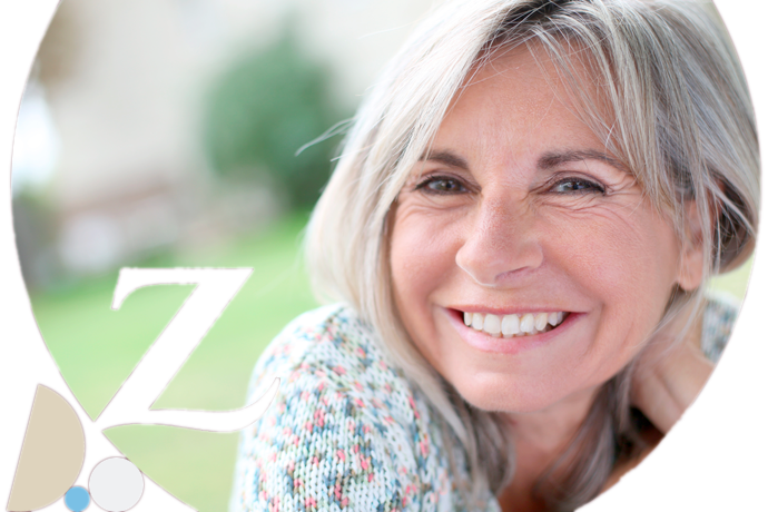 mujer mayor sonriendo