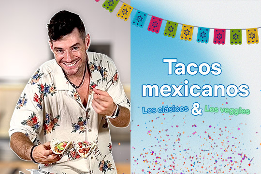 Persona mostrando dos tacos saludables diferentes