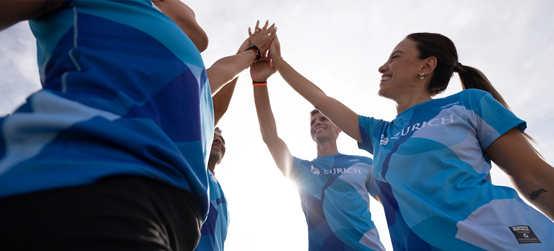 Corredores chocando manos