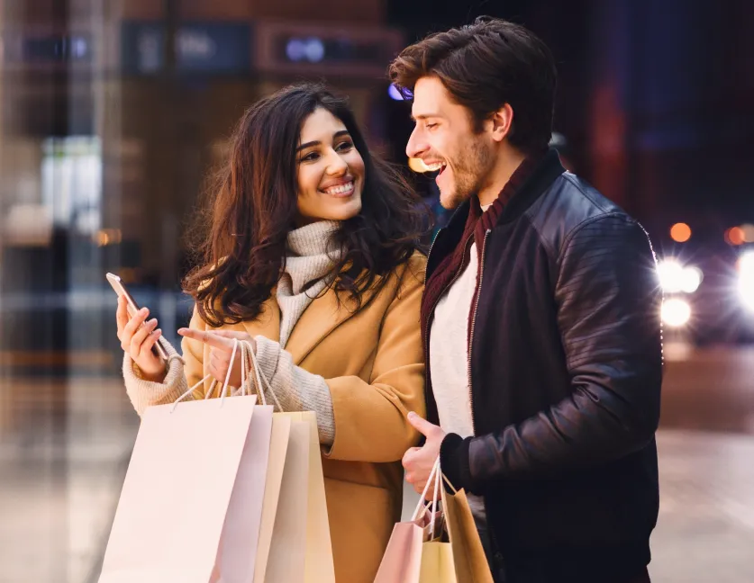 Pareja comprando durante el Black Friday