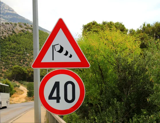 Señal de peligro de viento y límite de velocidad de 40