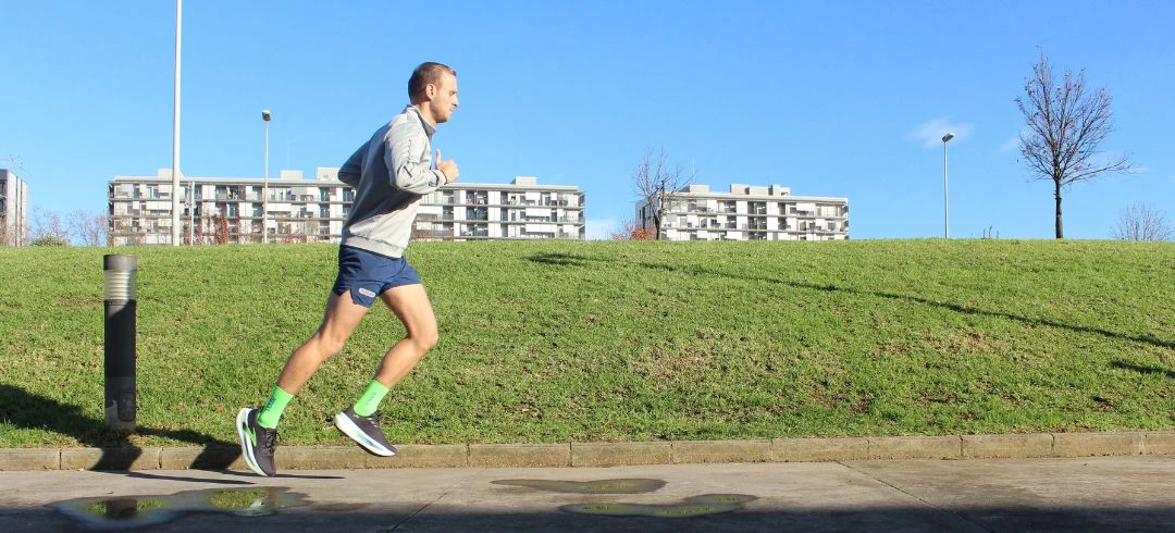 Hombre corriendo por la calle
