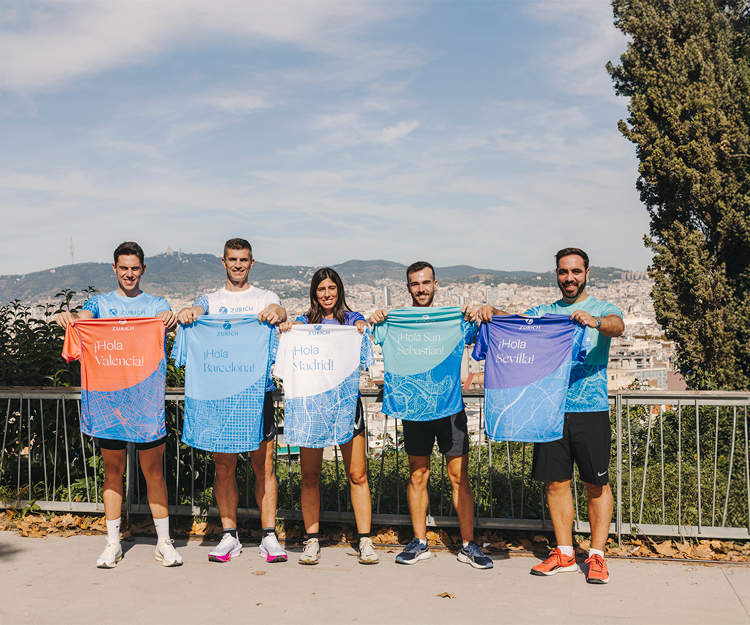 deportistas mostrando camisetas de maratones