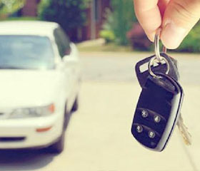 Llaves de un coche con él de fondo