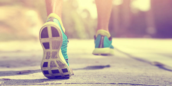 Pisadas de un corredor por una carretera